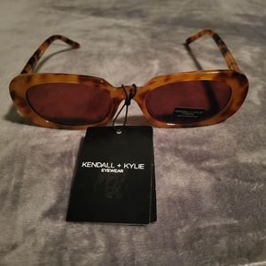 Kendall+Kylie NWT Vanessa Sunglasses